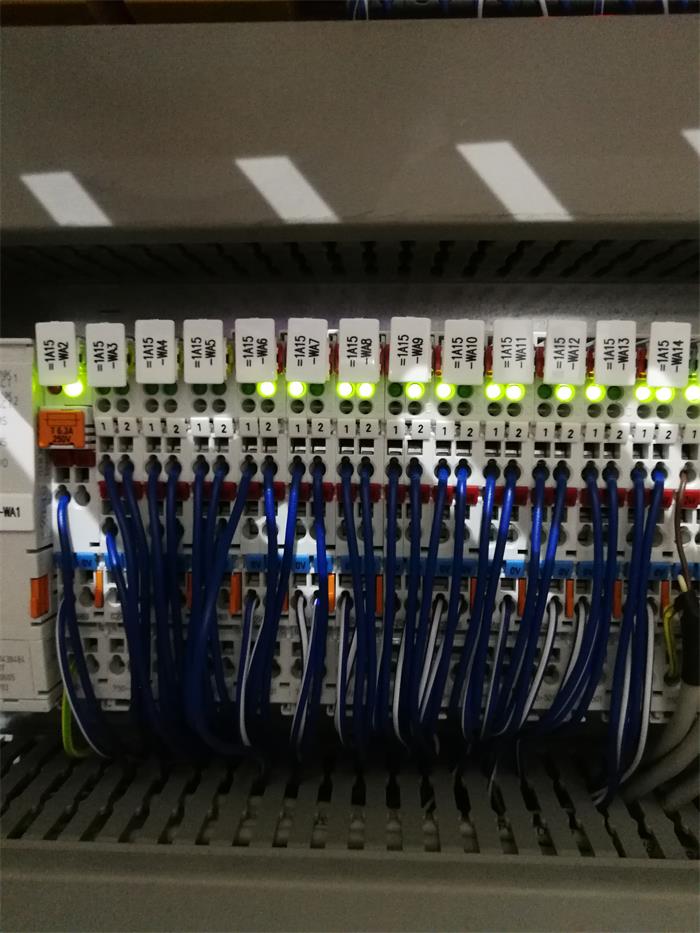 正在傳輸數據的真空爐紅外熱像系統PLC